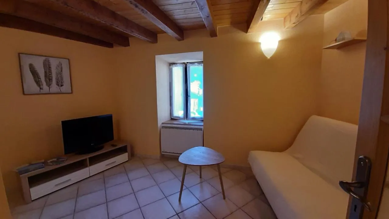 Petite maison de village située entre lacs, cascades et montagnes Virieu-le-Grand