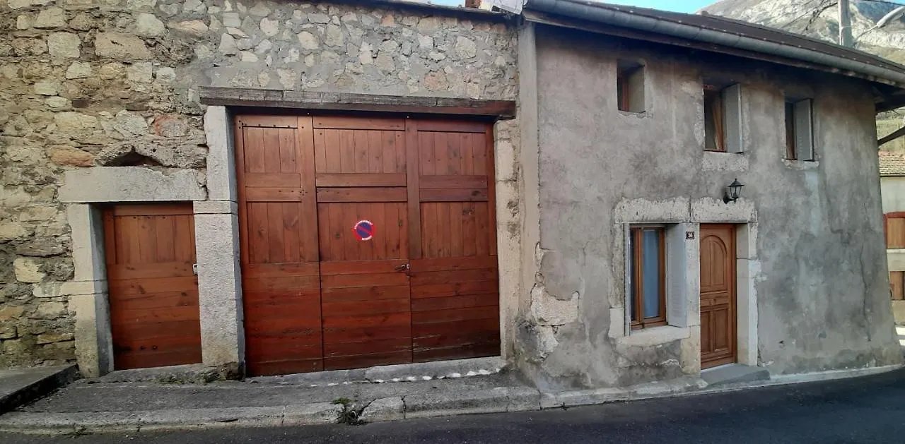 Petite maison de village située entre lacs, cascades et montagnes Virieu-le-Grand 0*,